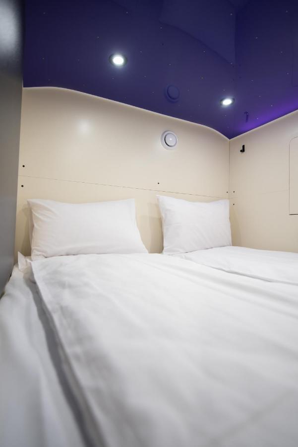 Capsule Hotel Constellation 91 Leópolis Exterior foto