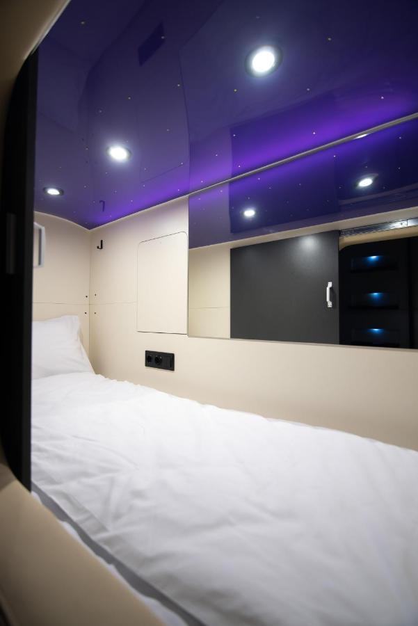 Capsule Hotel Constellation 91 Leópolis Exterior foto